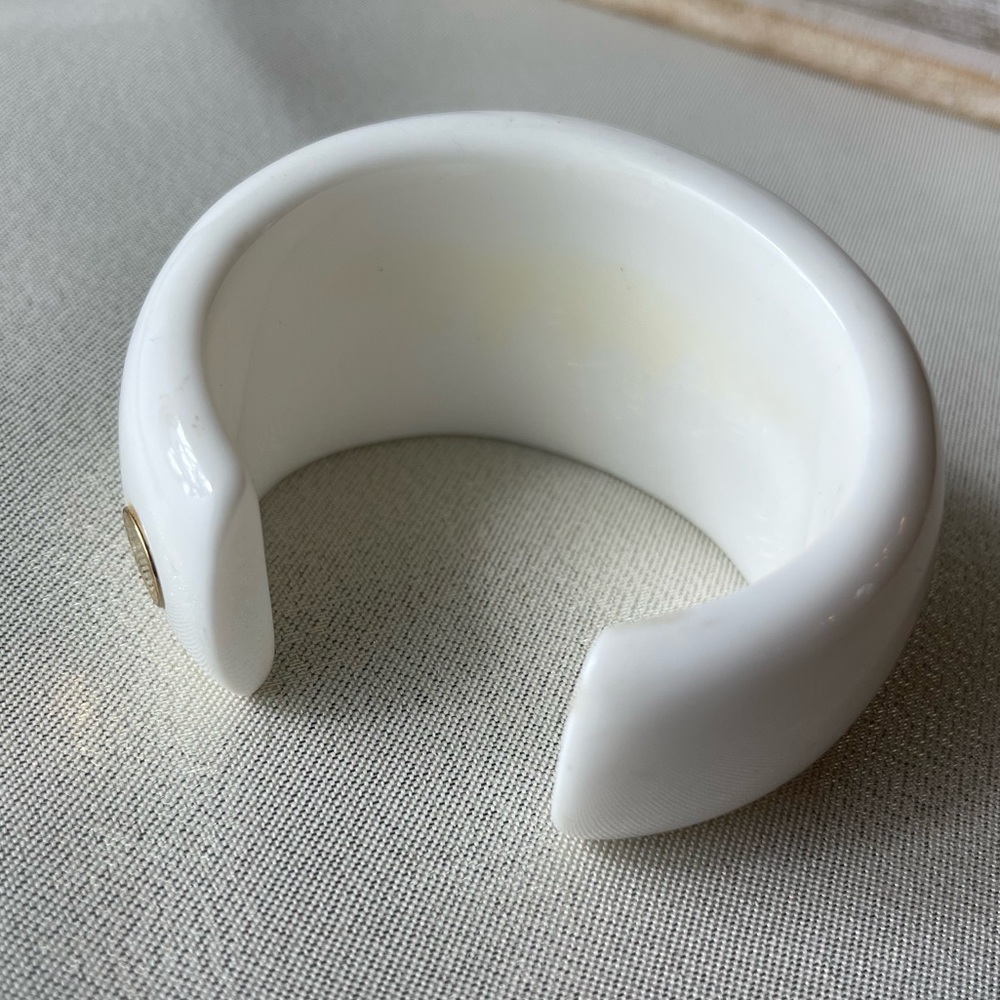 MARC JACOBS White Acrylic Chunky Bracelet with Gold & Pearls - Picture 3 of 8